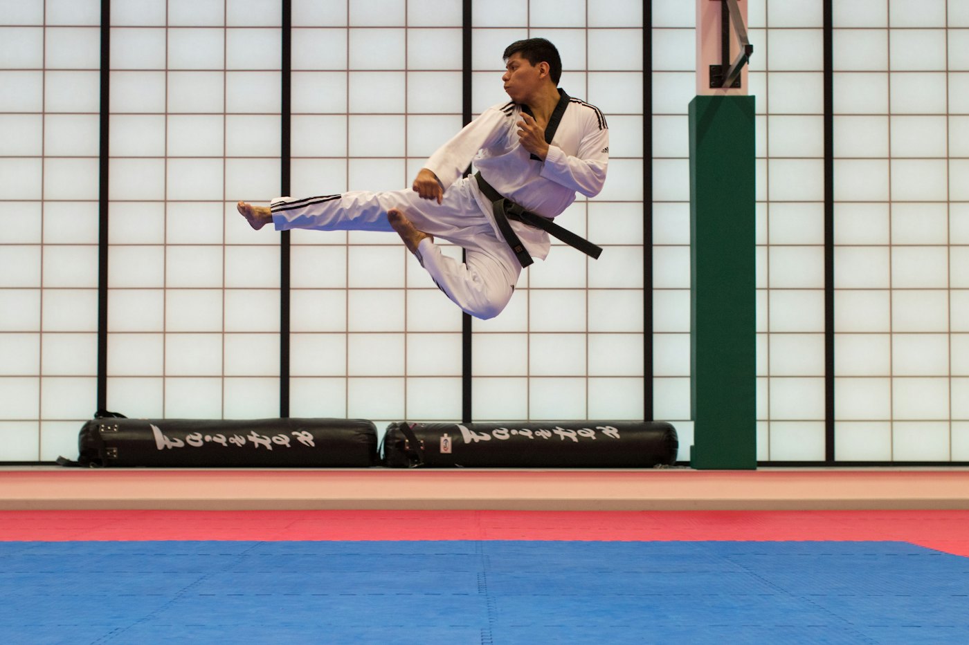 Patada de taekwondo en un tatami