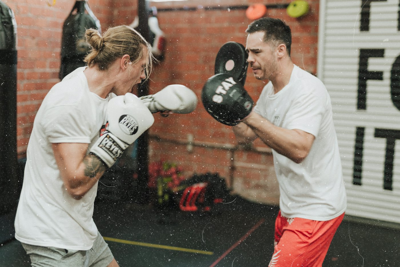 Entrenamiento de boxeo con manoplas