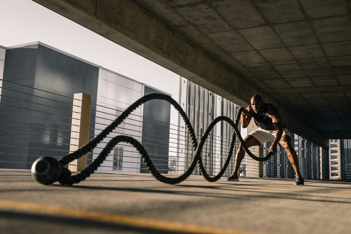 Atleta entrenando con cuerdas de batalla