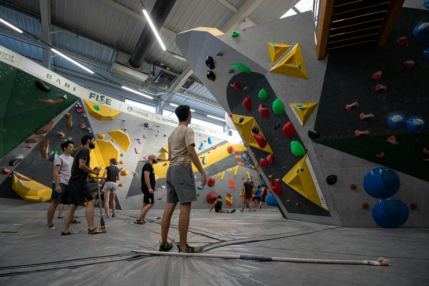 Sala de bloque de un rocódromo con escaladores