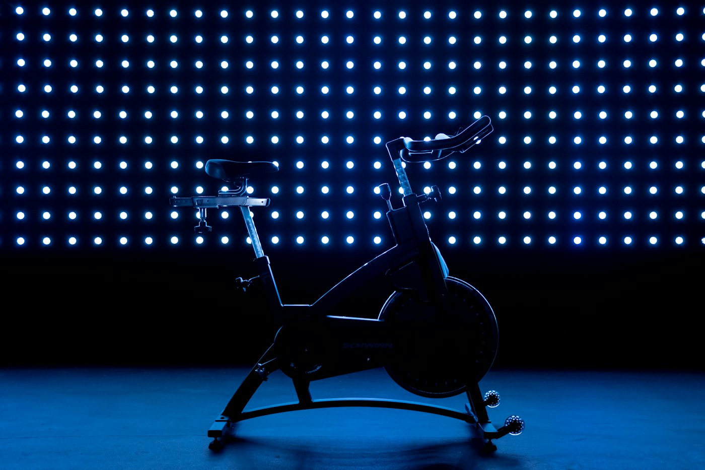 Bicicleta de ciclo indoor en una sala con luces