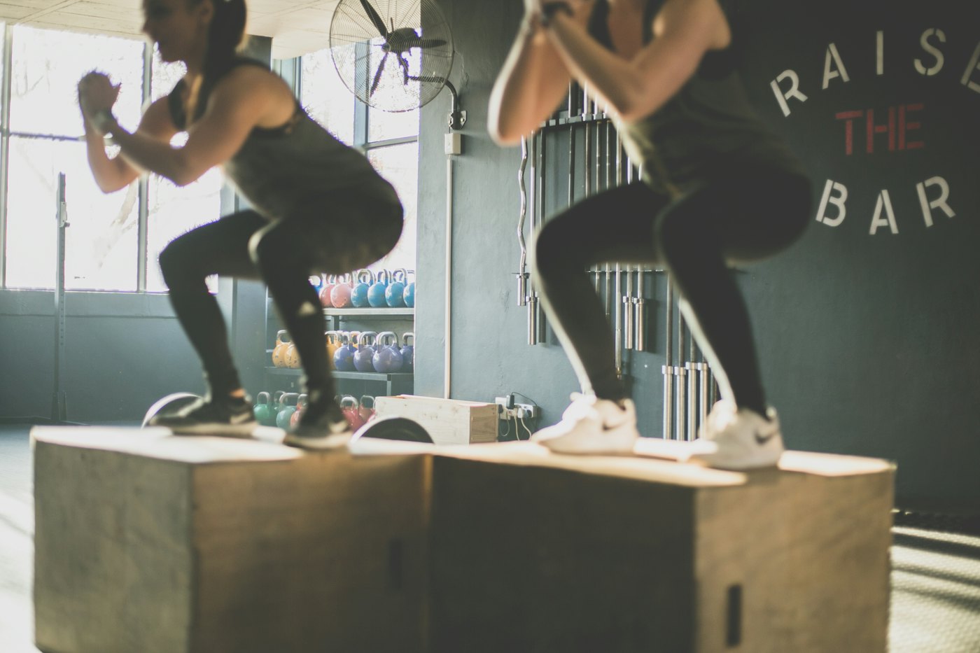 Saltos al cajón en una clase de entrenamiento funcional