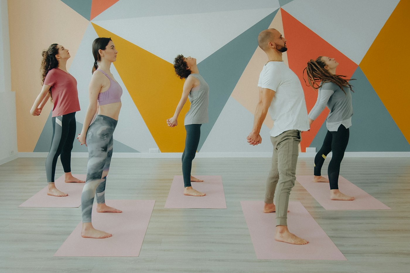 Clase de yoga en grupo en un estudio